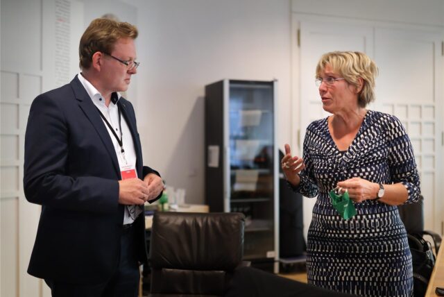 Am Abend der Kommunalwahl 2020 unterhalten sich die Oberbürgermeister-Kandidaten von CDU und Grünen, Andreas Hollstein (l.) und Daniela Schneckenburger.