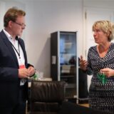Am Abend der Kommunalwahl 2020 unterhalten sich die Oberbürgermeister-Kandidaten von CDU und Grünen, Andreas Hollstein (l.) und Daniela Schneckenburger.