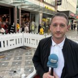 Reporter Philipp Pohl steht mit einem Mikrofon vor der abgesackten Stelle auf tmunder  Westernhellweg