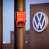 Ein Schalter mit der Aufschrift «Nothalt» ist am Morgen am Bahnhof vor einem Logo am Volkswagen Stammwerk zu sehen.