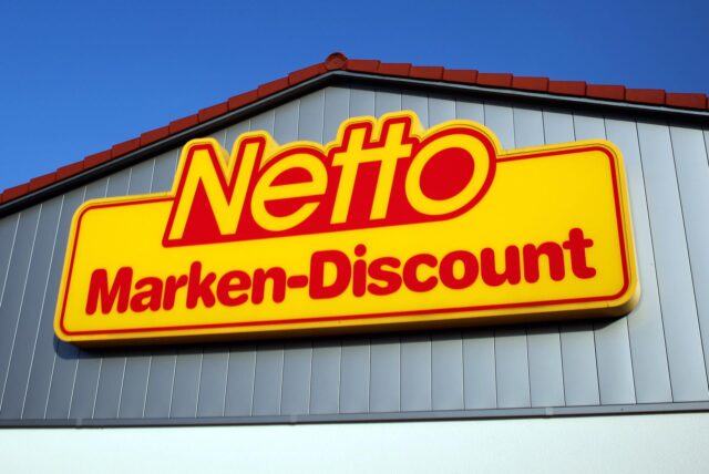 Ein Schild mit der Aufschrift „Netto Marken-Discount“.
