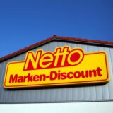 Ein Schild mit der Aufschrift „Netto Marken-Discount“.