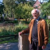 Der emeritierte Pfarrer Bernhard Lübbering hat den „Garten der Religionen“ in Recklinghausen initiiert.