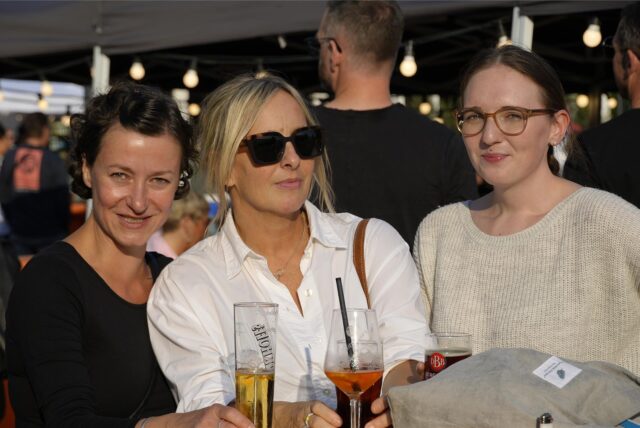 Diese drei Damen genossen den Feierabendmarkt am Donnerstag (19.9.) auf dem Theatervorplatz.