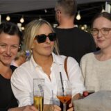 Diese drei Damen genossen den Feierabendmarkt am Donnerstag (19.9.) auf dem Theatervorplatz.