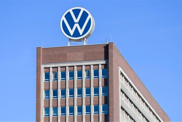Das VW-Logo steht auf dem Markenhochhaus im Volkswagen Stammwerk in Wolfsburg.