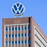 Das VW-Logo steht auf dem Markenhochhaus im Volkswagen Stammwerk in Wolfsburg.