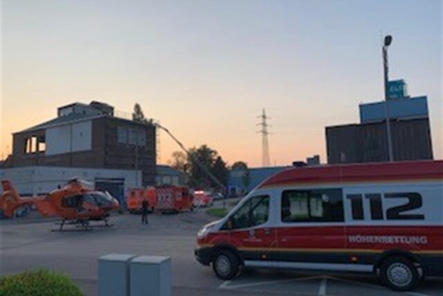 Ein Rettungswagen fährt mit Blaulicht durch eine Straße.