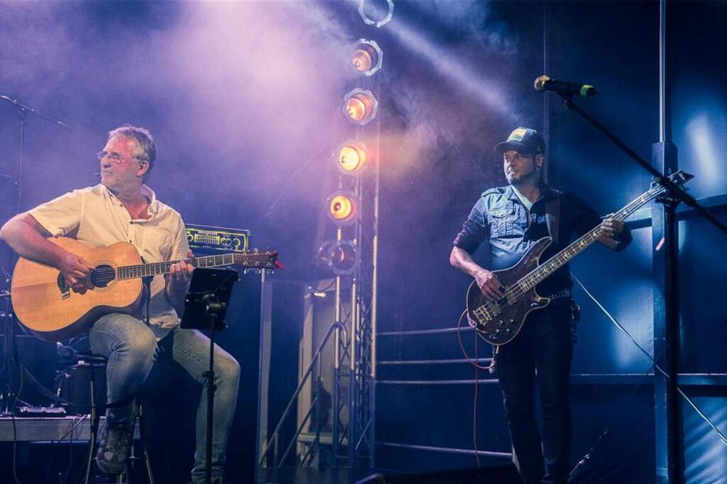 Sloe Gin ist ein echtes „Dorsten Urgestein“, wie Chris Hoffmann sein Duo mit Werner Althoff nennt. Sloe Gin ist ein echtes „Dorsten Urgestein“, wie Chris Hoffmann sein Duo mit Werner Althoff nennt.