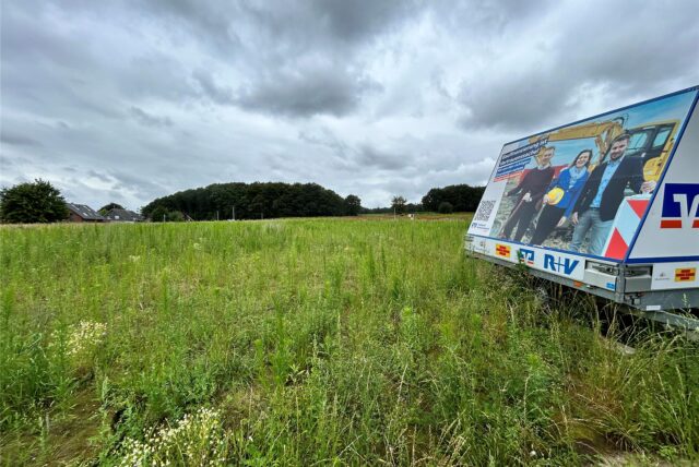 Feld mit Immobilienwerbung