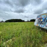 Feld mit Immobilienwerbung