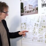 Architekt zeigt auf einen Plan.