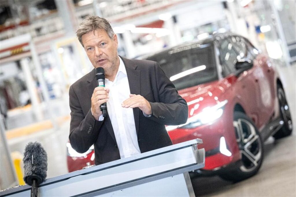Robert Habeck (Bündnis 90/Die Grünen), Bundesminister für Wirtschaft und Klimaschutz, bei einem Rundgang durch die Elektro-Montage des VW-Werkes Emden. Auf einer Reise durch den Nordwesten besucht der Bundeswirtschaftsminister mehrere Unternehmen in Niedersachsen. Robert Habeck (Bündnis 90/Die Grünen), Bundesminister für Wirtschaft und Klimaschutz, bei einem Rundgang durch die Elektro-Montage des VW-Werkes Emden. Auf einer Reise durch den Nordwesten besucht der Bundeswirtschaftsminister mehrere Unternehmen in Niedersachsen.