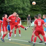 Ein Spieler köpft.