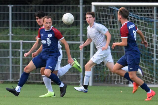 Ein Spieler schaut auf einen Ball.
