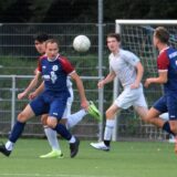 Ein Spieler schaut auf einen Ball.
