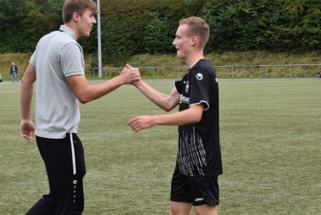 Nach dem Abpfiff bekam Jakob Kretschmann (r.) für seinen Siegtreffer zum 3:2 viele Glückwünsche. Wie hier von Teutonias derzeit verletzten Innenverteidiger Lennart Schlierkamp (l.).
