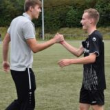 Nach dem Abpfiff bekam Jakob Kretschmann (r.) für seinen Siegtreffer zum 3:2 viele Glückwünsche. Wie hier von Teutonias derzeit verletzten Innenverteidiger Lennart Schlierkamp (l.).