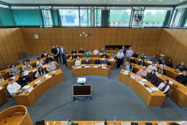 Die 6 Fraktionen sitzen im Castroper Stadtrat und diskutieren über ihre Anträge.