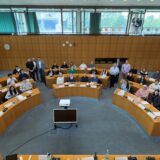 Die 6 Fraktionen sitzen im Castroper Stadtrat und diskutieren über ihre Anträge.