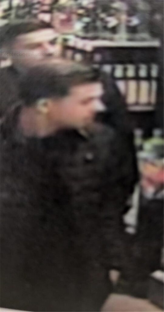 Das Foto einer Überwachungskamera zeigt einen Tatverdächtigen. Das Foto einer Überwachungskamera zeigt einen Tatverdächtigen.