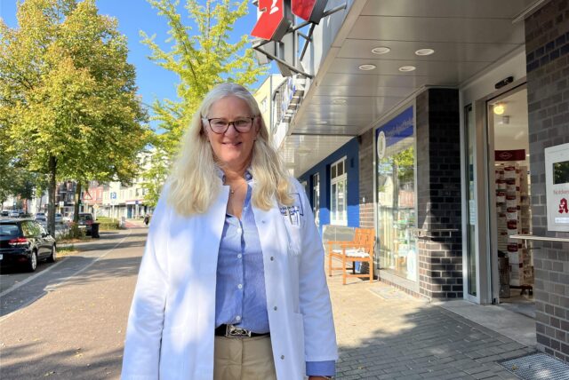Juliane Stark-Kreul neben ihrer Apotheke.