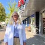 Juliane Stark-Kreul neben ihrer Apotheke.