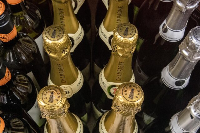 Unterschiedliche Champagner-Flaschen stehen nebeneinander.