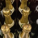 Unterschiedliche Champagner-Flaschen stehen nebeneinander.