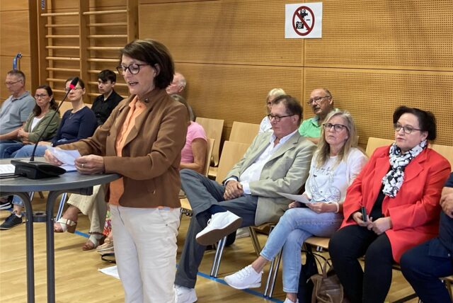 Heidi Hoffmann-Budde von der Bürgerinitiative „Kein Lidl in Alt-Marl – Wohnbebauung, ja bitte“ steht während einer Sitzung des Stadtrates an einem Rednerpult.