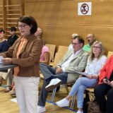 Heidi Hoffmann-Budde von der Bürgerinitiative „Kein Lidl in Alt-Marl – Wohnbebauung, ja bitte“ steht während einer Sitzung des Stadtrates an einem Rednerpult.