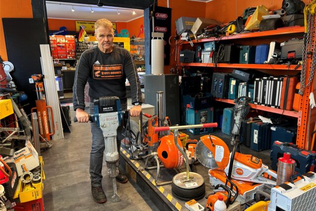 Martin Dietberg steht mit einem Presslufthammer in seinem Laden „Tool of Time“