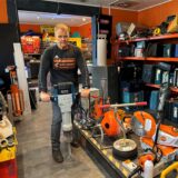 Martin Dietberg steht mit einem Presslufthammer in seinem Laden „Tool of Time“
