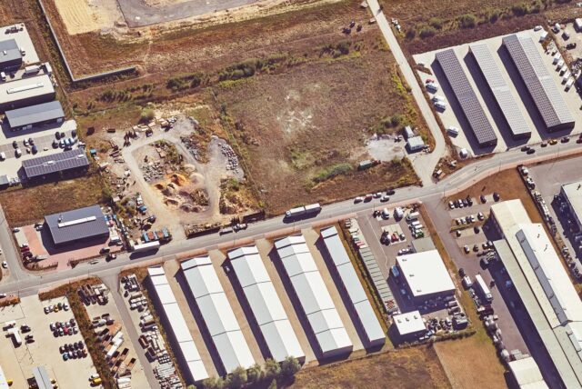 Am Deininghauser Weg befinden sich zwei Garagenparks. Auf einer Freifläche im Gewerbegebiet will die Stadt offenbar einen weiteren Garagenpark verhindern.