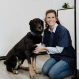 Dr. Livia Bella-Paul aus Marl mit einem Hund in ihrer Praxis