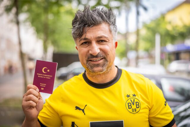 Kürsat Yildirim, besser bekannt als „Chico“, zeigt seinen türkischen Pass.