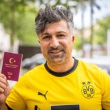 Kürsat Yildirim, besser bekannt als „Chico“, zeigt seinen türkischen Pass.