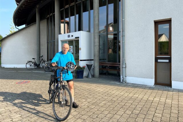 Matthias Garsche steht mit dem Fahrrad vor dem Marienstift in Oer-Erkenschwick.
