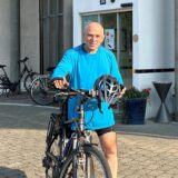 Matthias Garsche steht mit dem Fahrrad vor dem Marienstift in Oer-Erkenschwick.