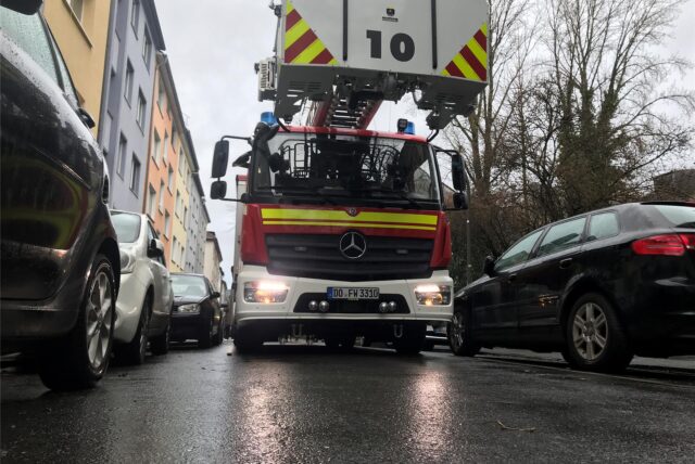 Ein Drehleiter-Fahrzeug der Feuerwehr Dortmund kämpft sich durch die enge Humboldtstraße im Klinikviertel.