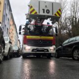 Ein Drehleiter-Fahrzeug der Feuerwehr Dortmund kämpft sich durch die enge Humboldtstraße im Klinikviertel.