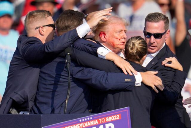 Der republikanische Präsidentschaftsbewerber und frühere US-Präsident Donald Trump wird von Agenten des US-Geheimdienstes Secret Service umringt, als ihm bei einer Wahlkampfveranstaltung von der Bühne geholfen wird. Nach einer internen Untersuchung hat der Secret Service diverse konkrete Fehler bei dem Einsatz eingeräumt. (zu dpa: «Secret Service legt konkrete Fehler bei Trump-Attentat offen»)