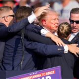 Der republikanische Präsidentschaftsbewerber und frühere US-Präsident Donald Trump wird von Agenten des US-Geheimdienstes Secret Service umringt, als ihm bei einer Wahlkampfveranstaltung von der Bühne geholfen wird. Nach einer internen Untersuchung hat der Secret Service diverse konkrete Fehler bei dem Einsatz eingeräumt. (zu dpa: «Secret Service legt konkrete Fehler bei Trump-Attentat offen»)