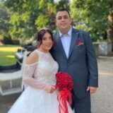 Kevin und Julia Koch stehen nach ihrer kirchlichen Trauung in Herten-Langenbochum neben einer Kutsche.