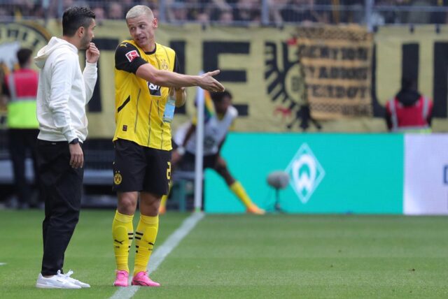 Nuri Sahin spricht mit Julian Ryerson.
