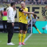 Nuri Sahin spricht mit Julian Ryerson.