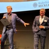 Hajo Schumacher (l.), Autor und Journalist, nimmt in seinen Vorträgen kein Blatt vor den Mund. Mit Bürgermeister Christoph Tesche lieferte er sich beim Wirtschaftsempfang der Stadt Recklinghausen ein launiges Wortgeplänkel.