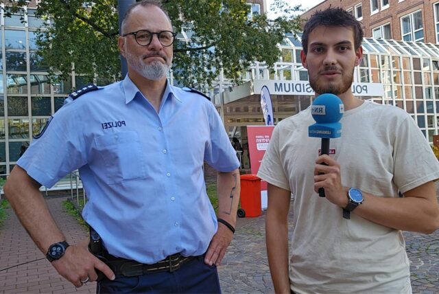 Polizeisprecher Torsten Sziesze gibt RN-Reporter einen Eindruck vom Start der Museumsnacht 2024 in Dortmund.