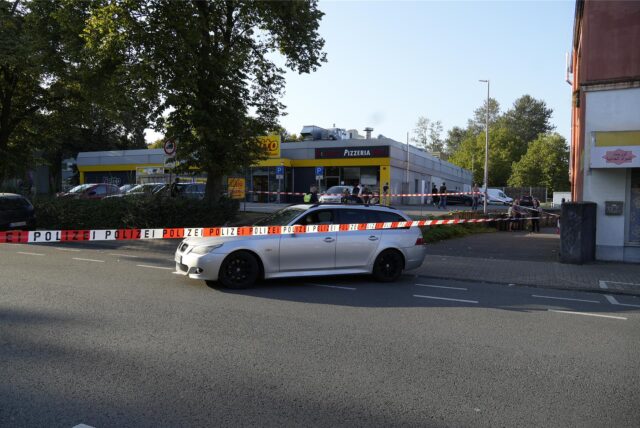 Ein Unfallauto steht auf der Westerfilder Straße in Dortmund. Die Straße ist von der Polizei abgesperrt.