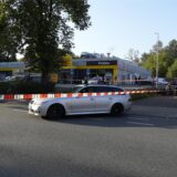 Ein Unfallauto steht auf der Westerfilder Straße in Dortmund. Die Straße ist von der Polizei abgesperrt.